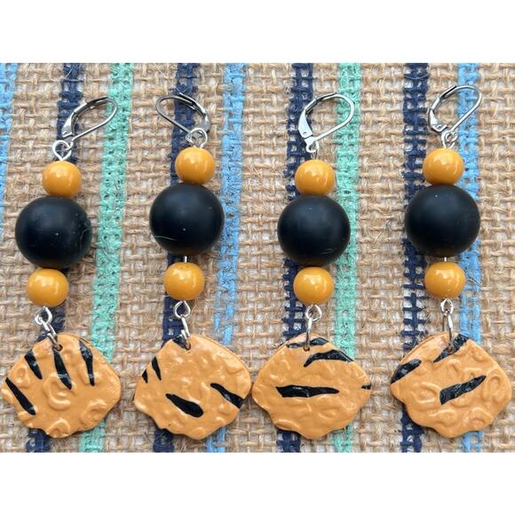 Tiger Stripe Paw Print Set of 4 Clay & Bead Dangle Stitch Markers Handmade - Picture 1 of 2